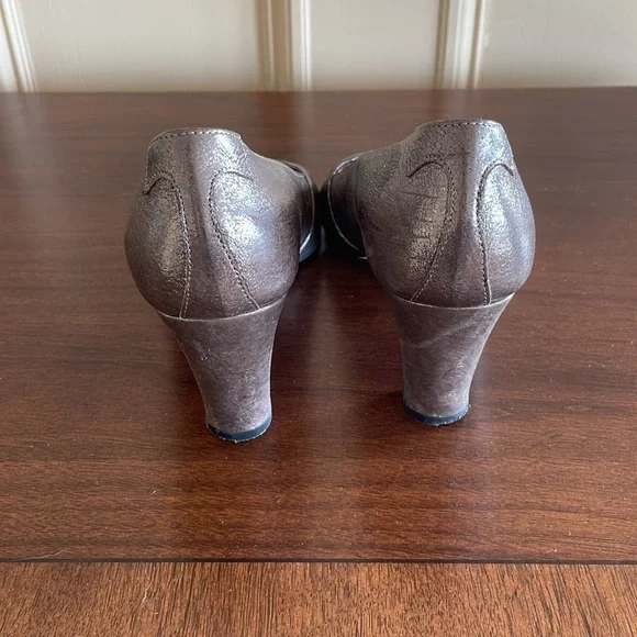 Taryn Rose Metallic Pumps, Size 39 - Picture 7 of 9